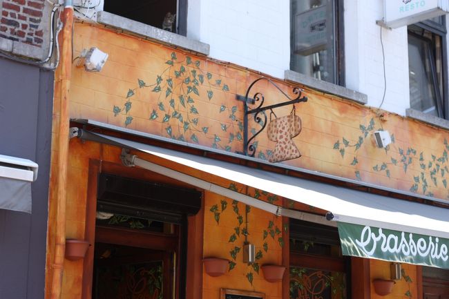 猫の看板がかわいいなあ！と思っていたら、なんと左上の窓から本物の猫ちゃんがちらり(笑)