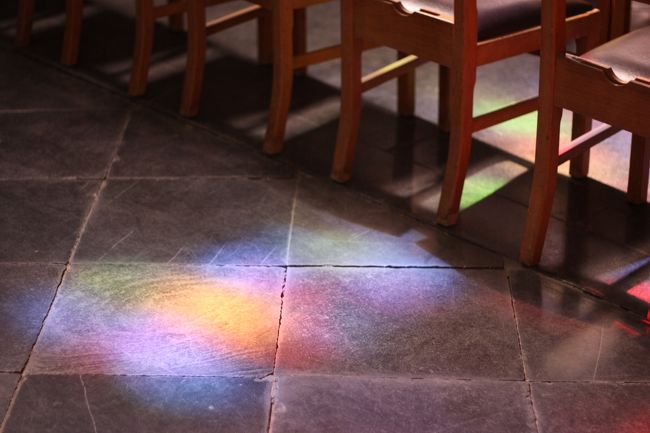 最近、どうもステンドグラス越しの地面を撮るのが好きなようです。