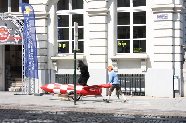 またまた歩いてロワイヤル広場に戻ってきました。マグリット美術館を見て、不思議な絵に魅了されて出てきたところ、なにやらコスプレをした集団が練り歩いていたのでぱちり。