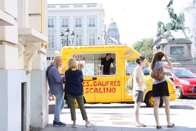黄色い車で屋台のワッフルを食べながらひとやすみ。<br />ワッフルにはリエージュ風とブリュッセル風があって、日本でもよく食べられているマ●ケンのワッフルは前者ですが、リエージュ風ワッフルは屋台が多いそうです。もっちりしていて甘くておいしかったな(*´∀｀)ひとつでも結構お腹が膨らむ感じ。