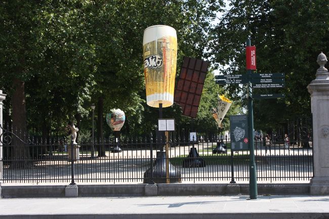 ビール、チョコレート、フリッツのオブジェ！ベルギー名物ですね。