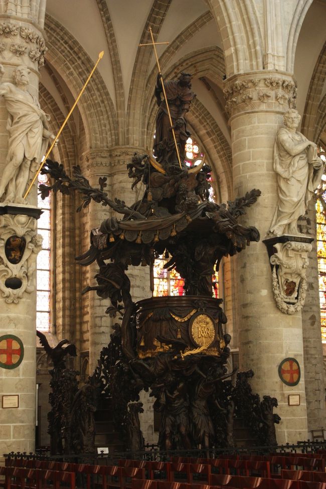 説教台が素晴らしかった…！どこの教会もそれぞれ綺麗に作ってあるなあとは思うけど、本当に良かった。