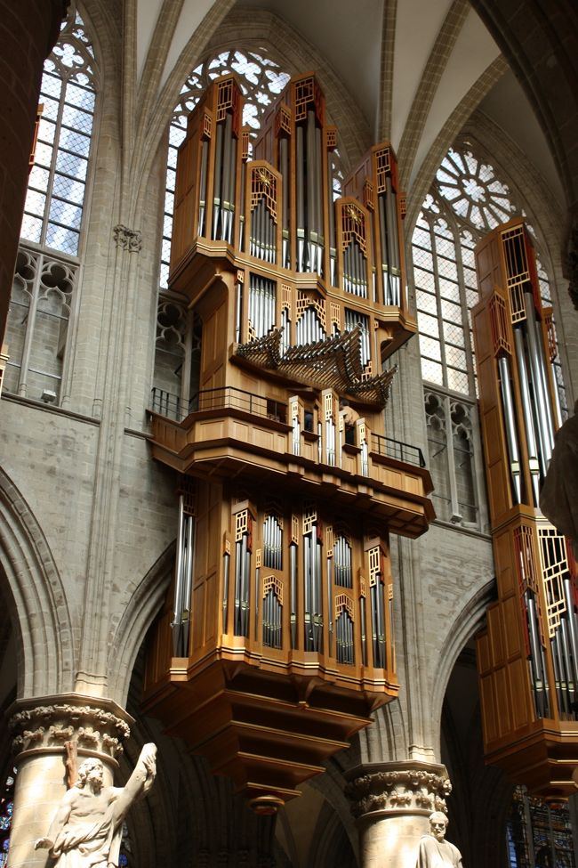 ちょうど讃美歌の練習中？かなにかが始まったので、聞いて行きました。癒された〜。パイプオルガンの音っていいですね