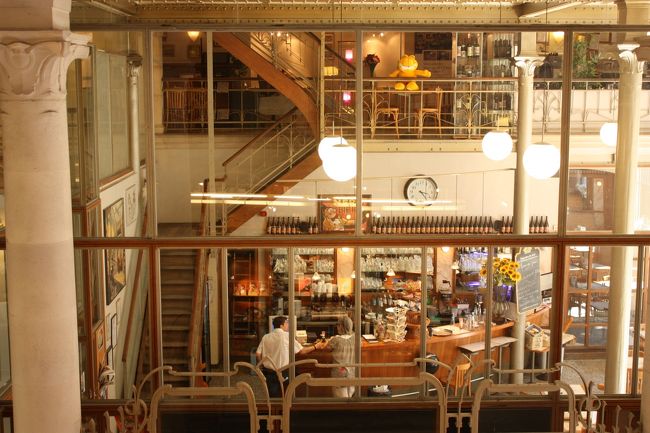 併設のレストラン。カフェ？かな。私は入りませんでしたが、結構有名みたい。向かいから何か見覚えのあるぬいぐるみがこっちを…見ている…！