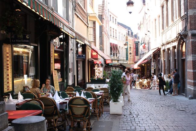 よくガイドブックに載ってるムール貝が有名なお店、シェ・レオンがあるのはこの辺りです。レストラン街。