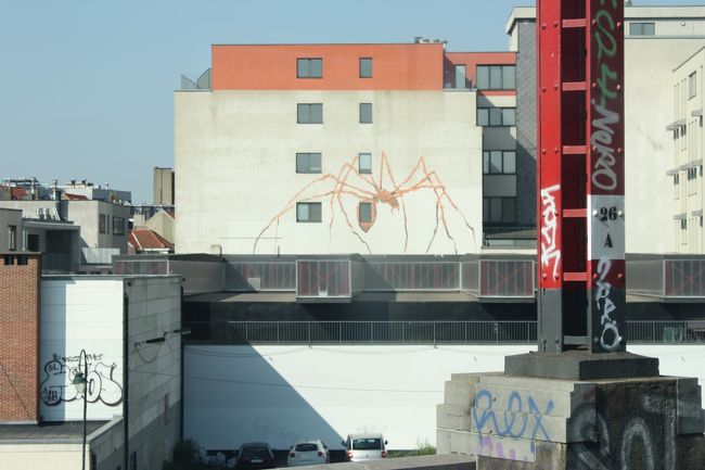 電車の窓から気になるものが！落書きなのか、ちゃんとした壁画？なのか。それにしても、クモ…！