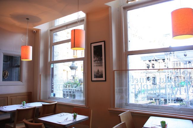 今日もとっても良い朝です！ホテルのレストランで朝食。<br />窓から朝のグランプラスがよく見えて気持ちいい〜！