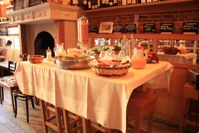 ハムにチーズ、デニッシュにフランスパン、ヨーグルト、フルーツ…と、ごく普通の朝食だけど、満足満足♪<br />レストランのおばさんやおじさんが、毎朝「ホットチョコレートはいる？」と聞いてくれるのがうれしかったな〜(*´ω｀)