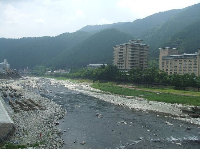 下呂駅に到着します。ここから街中をブラブラしました。<br />駅を出て川を渡ると下呂温泉の街が見えてきます。