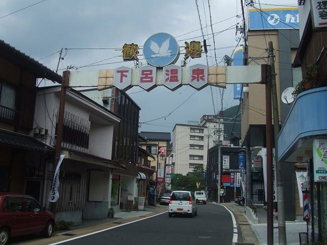 駅からすぐのところに温泉街があるので鉄道旅にはもってこいの温泉です。