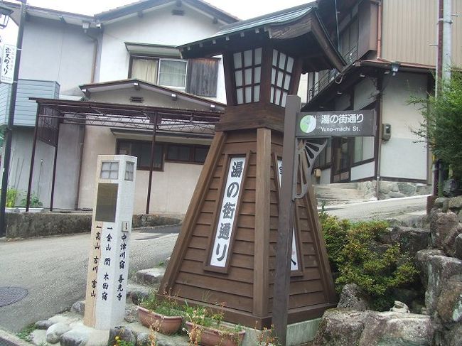 一本はいると古き良き温泉街の風景が広がっていました。