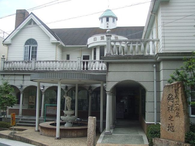 ここ下呂温泉は日本三名泉の一つで、有馬温泉（兵庫） · 草津温泉(群馬） と並んで代表的な温泉です。この建物は下呂温泉にある外湯。