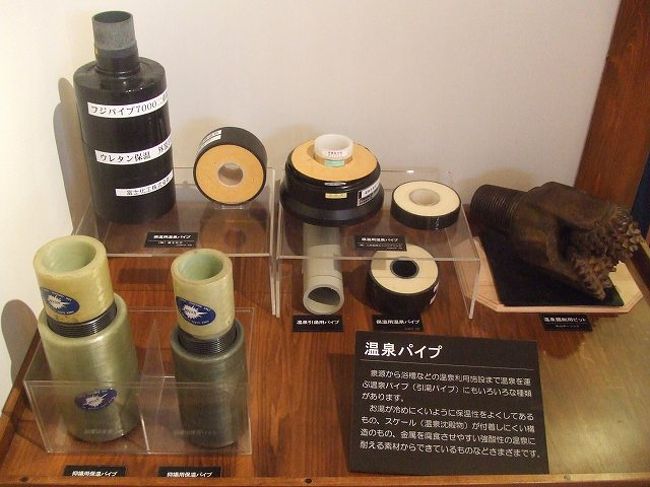 近くには温泉博物館なるものもあって、このような温泉パイプも展示されています。