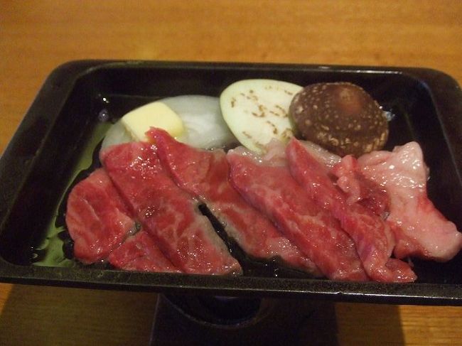 昼食プランなのでランチを。牛肉の陶板焼き。飛騨牛なのかな？どうなんでしょう。