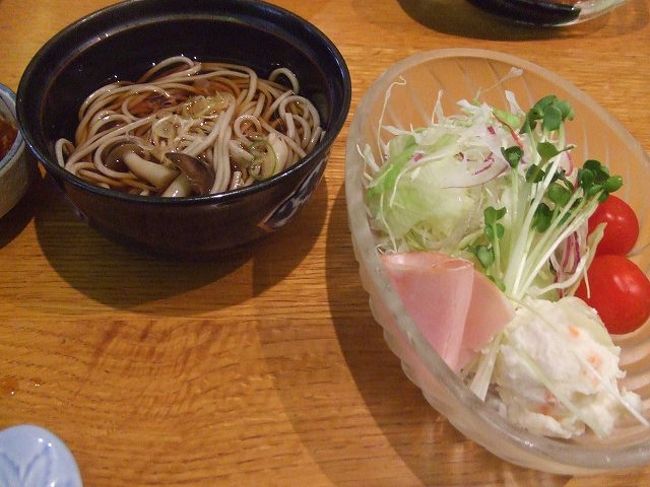 サラダにおそば。