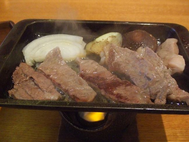 肉も焼けてまいりました。グツグツ、いい色がついてきました。
