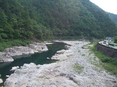 下呂を出るとふたたび山間の中を走ります。白い色の岩肌の間を流れる川に沿って山を下っていきます。