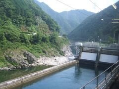 山間の中を下っていくとダムのようなものもあったり、そうこうしているうちにこの列車の終点、美濃太田に到着します。