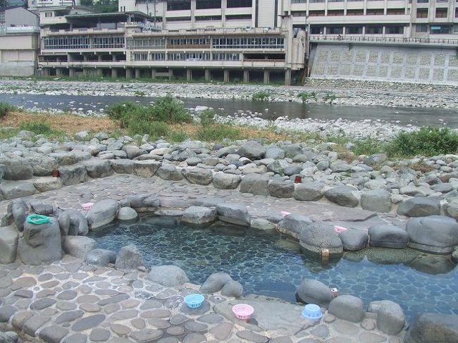 駅に戻る途中。河原には混浴露天風呂が。もちろん、さすがに昼間ですから入っている人はいなかったですが、戻る途中に地元のオヤジさん達が桶とタオルを持ってすれ違いました。入るのかな。