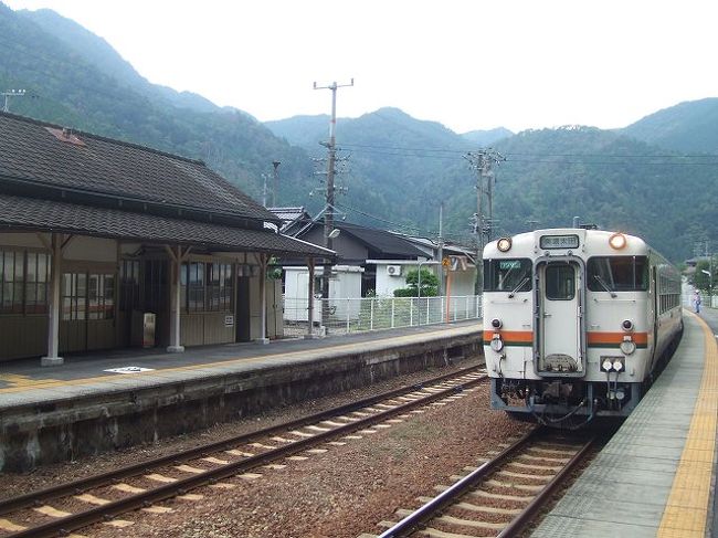 途中駅で対向列車を待つ間に小休止。