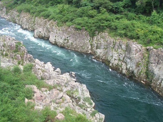 飽きない車窓が続きます。石灰岩なのかな、水の色が紺碧色になっていました。
