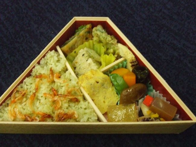 不二の味覚弁当。桜エビちらしの茶飯、豆腐ハンバーグ、レンコンのはさみ揚げ、黒はんぺんの天ぷら、じゃこ入りの玉子焼き、煮物（木の葉南瓜、タケノコ、シイタケ他）、ナス味噌炒め、ゼリー。