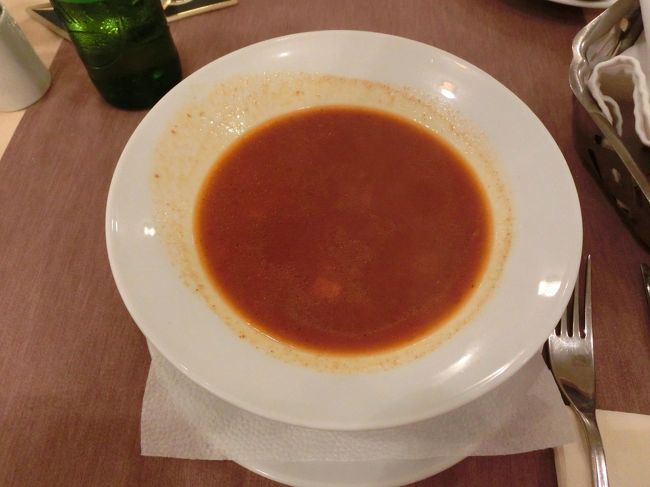 アンティークな入口に引き寄せられ、入ったのはヴァーツィ通り沿いのSorforrasというレストラン。<br /><br />透明感のある上品なグヤーシュ、おいしい！