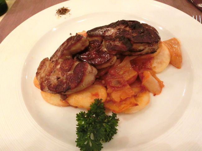 てんこ盛り、フォアグラのソテー。<br /><br />濃厚でおいしい。<br /><br />母のビール、グラスワインもすすみます。<br /><br />ハンガリーワインは、味がしっかりしてておいしい！