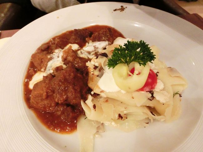 仔牛肉のシチュー。<br /><br />これもまた、柔らかくてくどすぎず、おいしい。<br /><br />とっても口に合う料理で大満足。<br /><br />これで２人で約５０００円のディナー、うれしい！