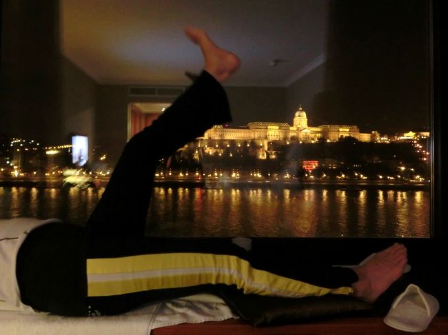 外は雨だし、旅の疲れもあるので早めにホテルに戻ってゴロリ。<br /><br />部屋の大きな窓の前のスペースは、母のお気に入り。<br /><br /><br />(こんな写真載っけて〜と、怒られるかな！？)