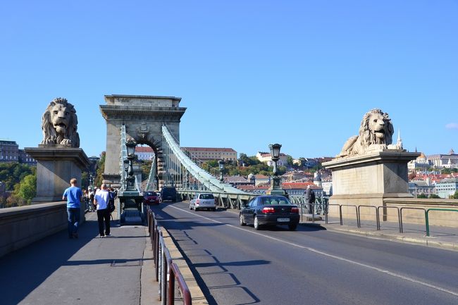 たくさん食べたあとは、くさり橋を渡って王宮のあるブダ側へお散歩。