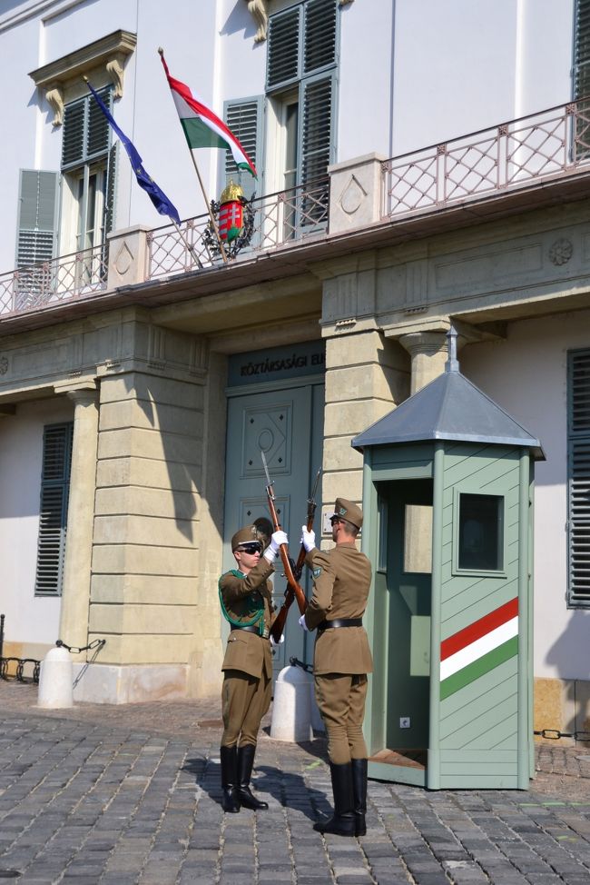 おつかれさまです。<br /><br />個人的には、バッキンガムの衛兵交代より地味で好きです。