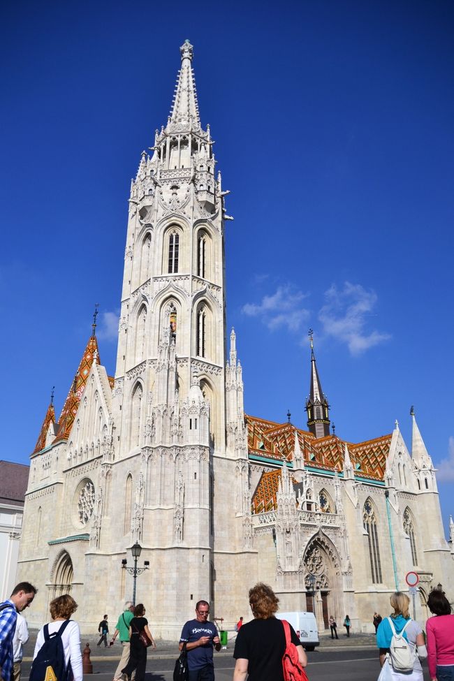 モザイクがアクセントの、マーチャーシュ教会。