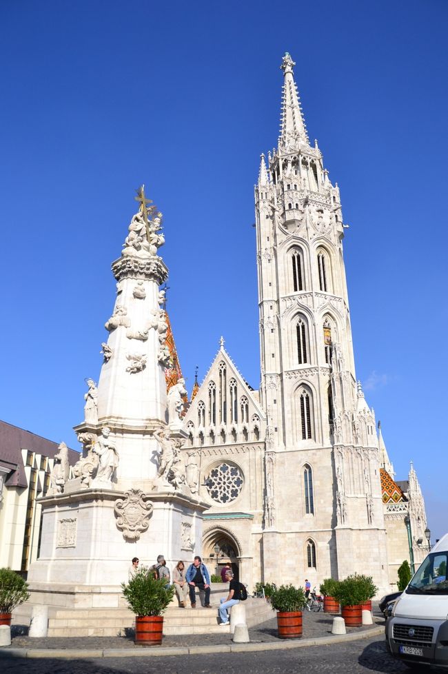 三位一体の像とマーチャーシュ教会。