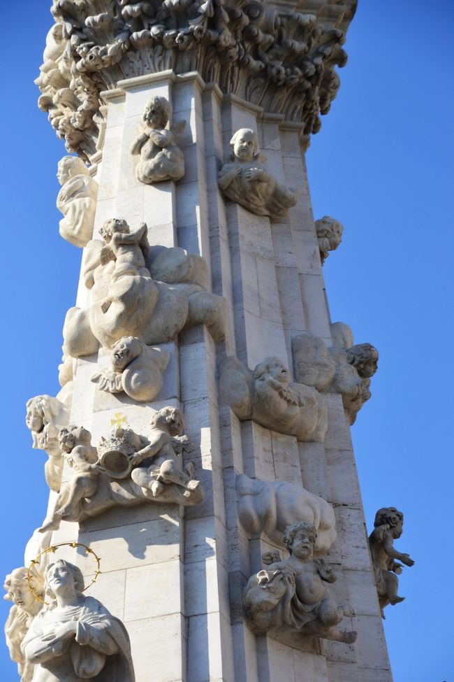 ペストの終焉を記念して建てられた三位一体の像は、よーく見ると赤ちゃんがいっぱいくっついてる。<br /><br />お腹の大きいわたしにとっては、ご利益ご利益…