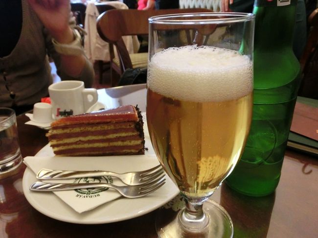 母はビール、わたしはドボシュトルタをオーダー。<br /><br />３５０フォリント(約１３０円)のケーキは、手が凝んでいてとってもおいしかった。<br /><br />古い内装やお店の人のかわいいユニフォームに、心がなごんだカフェ。
