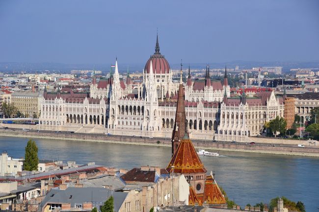 堂々と建つ、ペスト側の国会議事堂。