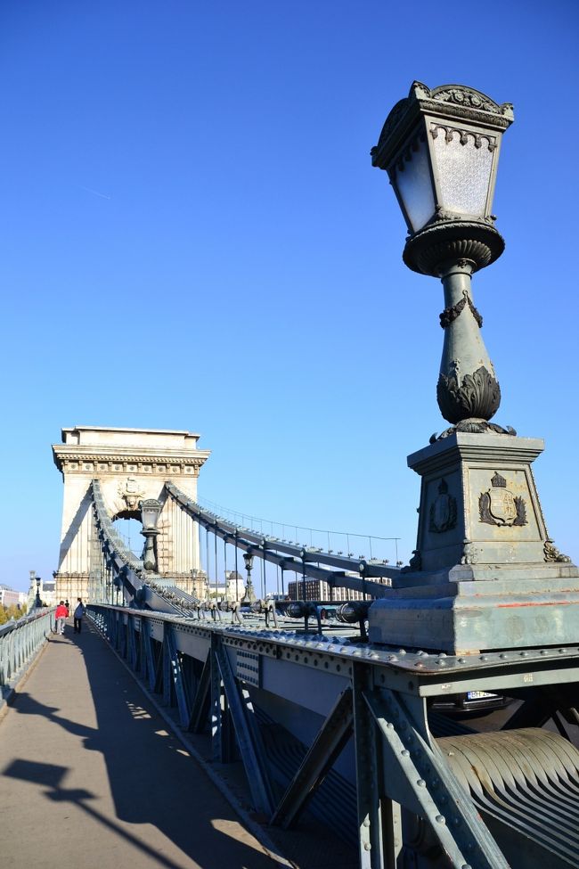 王宮の丘にいくつもある長い階段を下って、くさり橋まで戻って…