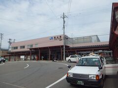 富山駅駅舎。

路面電車が走っていましたが、撮影できなくて残念。