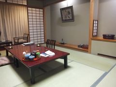 私が選んだのは、延対寺荘。

三浦友一主演の映画「オールウェイズ」で使われたと言うので、出発前に出たばかりのDVDをレンタルしましたが、男湯しか写っていませんでした。
残念！

お部屋の説明と夕食は何時にするか聞かれました。
ツアーと言っても、夕食は何時に大広間っていうことはなく、個人で泊まる時と同じでした。

このツアー、安くはないので、ランクの高い旅館のようです。