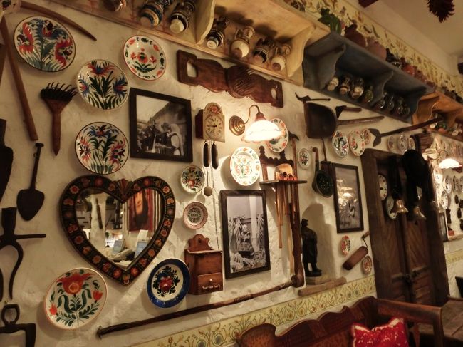 市場で買い物を済ませ、レストランを探しにまたヴァーツィ通りへ。<br /><br />とっても牧歌的でかわいらしい内装に引き寄せられ、Rusticoというレストランへ。<br /><br />店内は地下までびっしり、壁に農機具やキッチン用具、ハンガリー食器がセンス良く飾られていてにぎやか。