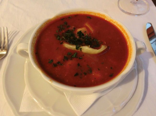 またまた、グヤーシュ。<br /><br />ここのグヤーシュは、どろっとしていて家庭的。