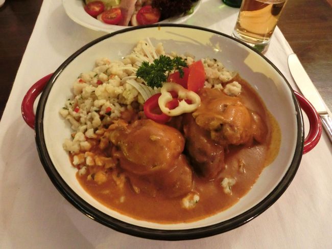 わたしはパプリカチキンを。<br /><br />チキンがとっても柔らかく、ソースもクセがなくておいしい。<br /><br />付け合わせのつぶつぶパスタは、おもしろい食感。