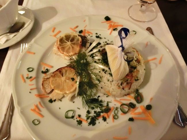 母は川魚のグリルを。<br /><br />サラダもオーダーしたので、とってもお腹いっぱいに。