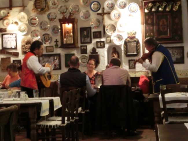 １９時１５分ぐらいから、バイオリンとマリンバの生演奏がスタート。<br /><br />そのあとマリンバの奏者がギターに持ち替えて、各テーブルを回って営業開始　笑<br /><br />チップを渡すと曲のリクエストを求められ、演奏してくれる。<br /><br />わたし達はVolareをリクエストして、大合唱！日本人だと分かったのか、上を向いて歩こうや、荒城の月もサービスしてくれた。<br /><br />演奏後は「４０００フォリントでＣＤ買わない？」と、お決まりの営業をされたけど、笑顔でお断り＠＠<br /><br />が、演奏はとってもすばらしく、楽しいディナーだった。