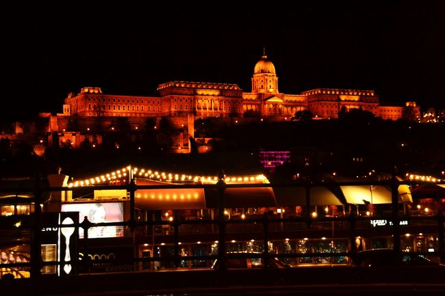 ヴァーツィ通りを早歩きで過ぎ去り、ドナウ河沿いへ。<br /><br />夜の王宮。