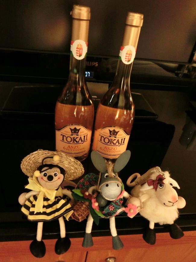 この日、市場でひと目ぼれした、手づくりお土産。<br /><br />左から、姉・母・わたしのお土産。<br /><br />キュートで気ままなミツバチ、ひょうきんなロバ、のんびりなヒツジ、わたし達の個性そのまま！