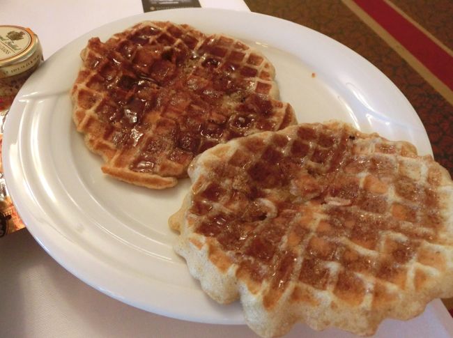 また、盛りだくさんの朝食。<br /><br />前の日はオムレツ、この日はワッフルを焼いてもらった。