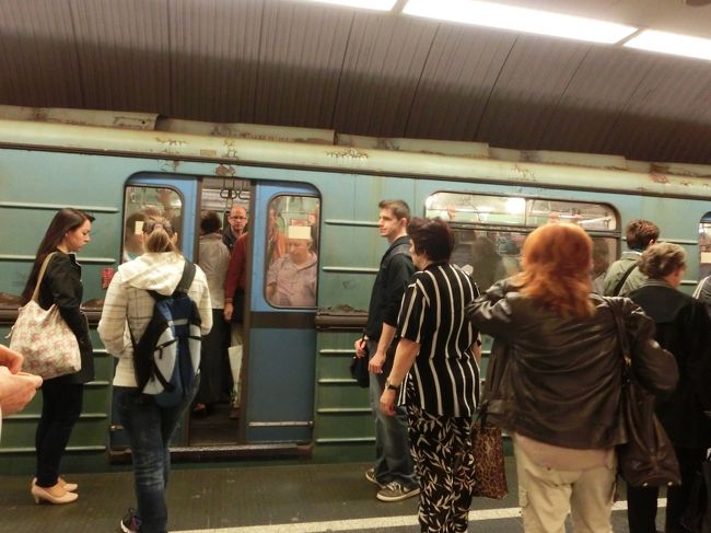 なんとも…歴史を感じる地下鉄。<br /><br />そのあと、さらに歴史を感じるバスに乗って、なんとかお宅に到着。