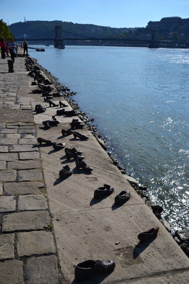 国会議事堂の近くで降りて、川沿いに散りばめられた靴の銅像を眺めて。